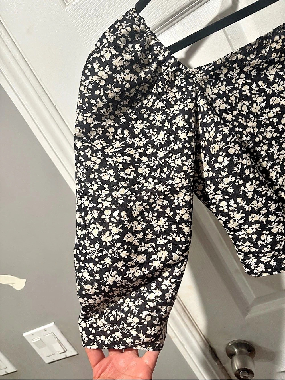 Levi's Yvie Puff Sleeve Cropped Blouse Floral Crop Top in Black & White Medium - Picture 3 of 5